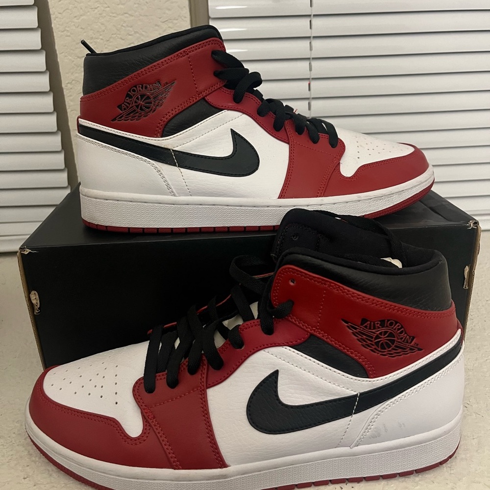 Nike Air Jordan Retro 1 Mid Chicago
White Heel Size 10